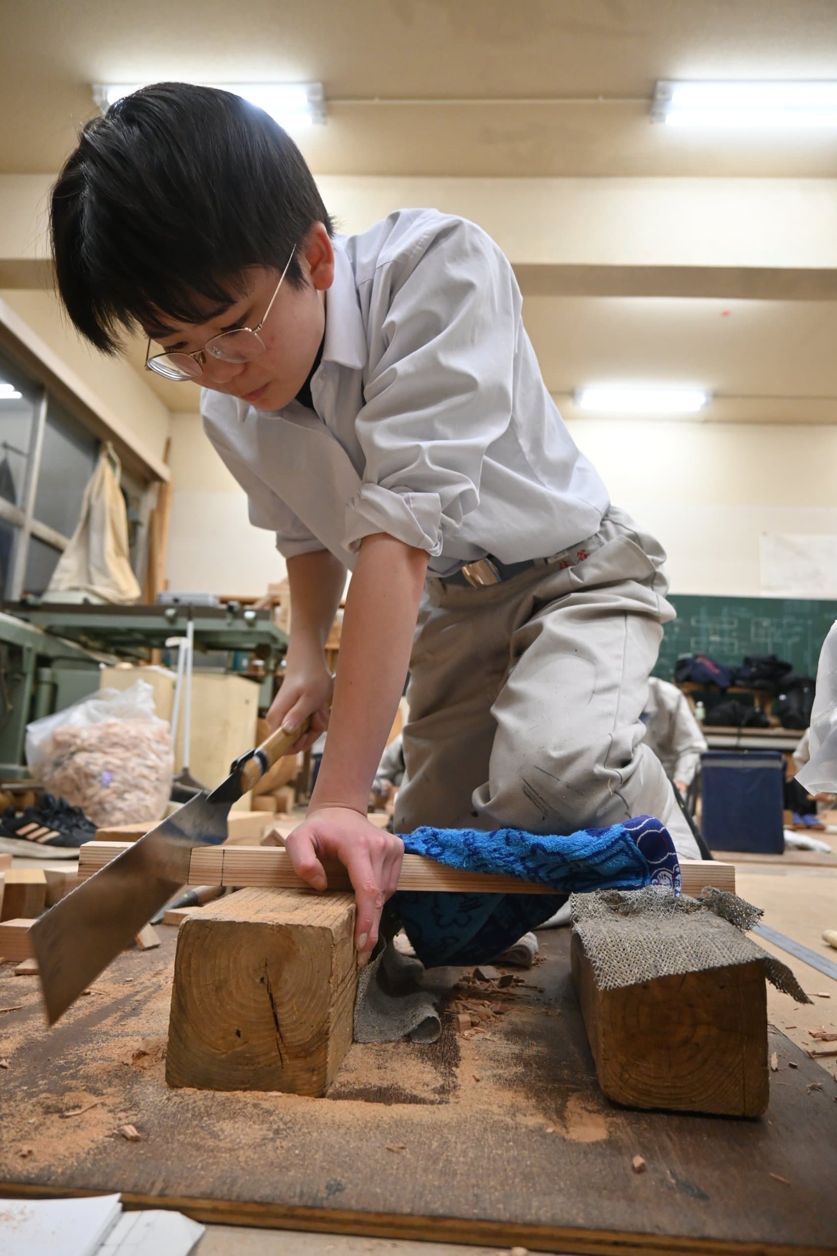 のこぎりで木材を加工する建設科の生徒