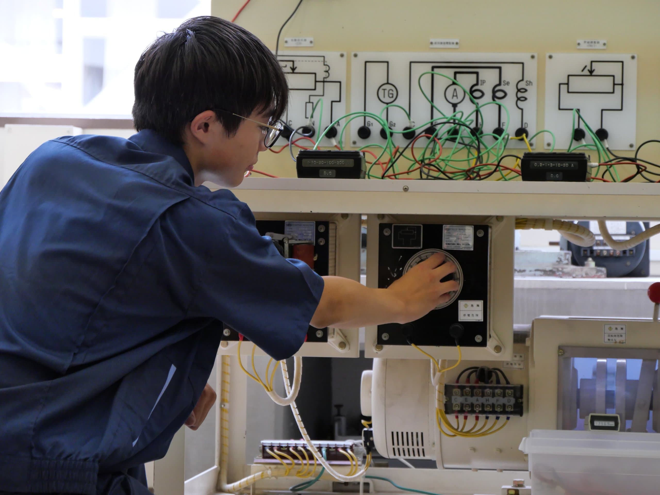 電気実習装置を操作する創造技術科 電気コースの生徒